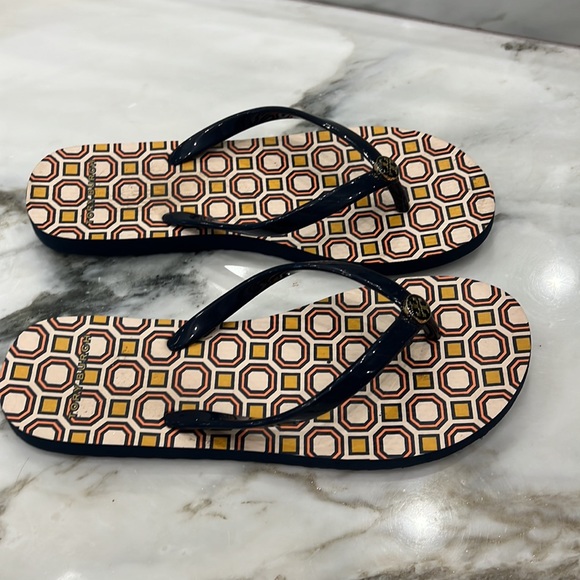 Tory Burch Flip Flops. SZ 7. Navy patent thong. Navy gold logo. - Picture 2 of 5